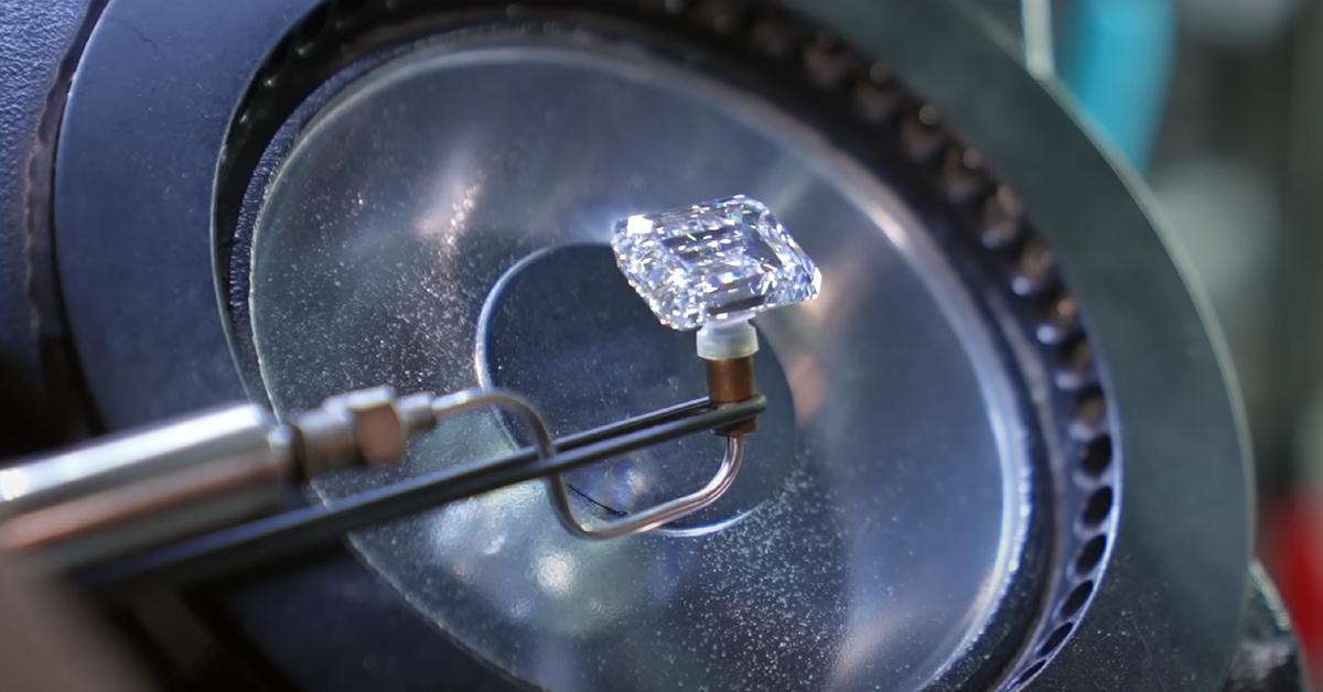 Close-up image of a lab-grown diamond from Greenlab Diamonds